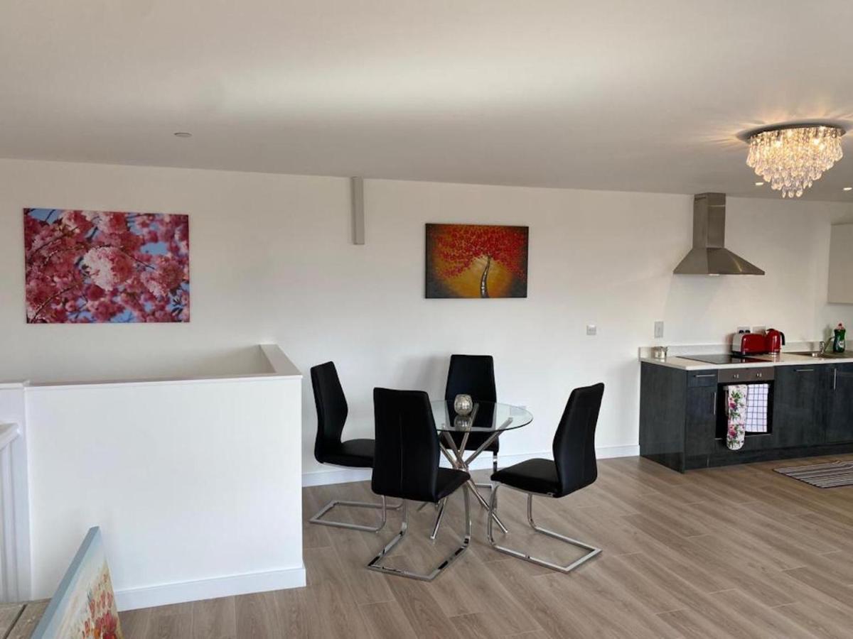Central Newly Built 2 Bed Duplex Penthouse With Free On-Site Gated Parking, Lift Access, Self Check-In, Super Fast Wifi, Two Cathedral View Terraces & Sleeps 6 ピーターバラ エクステリア 写真