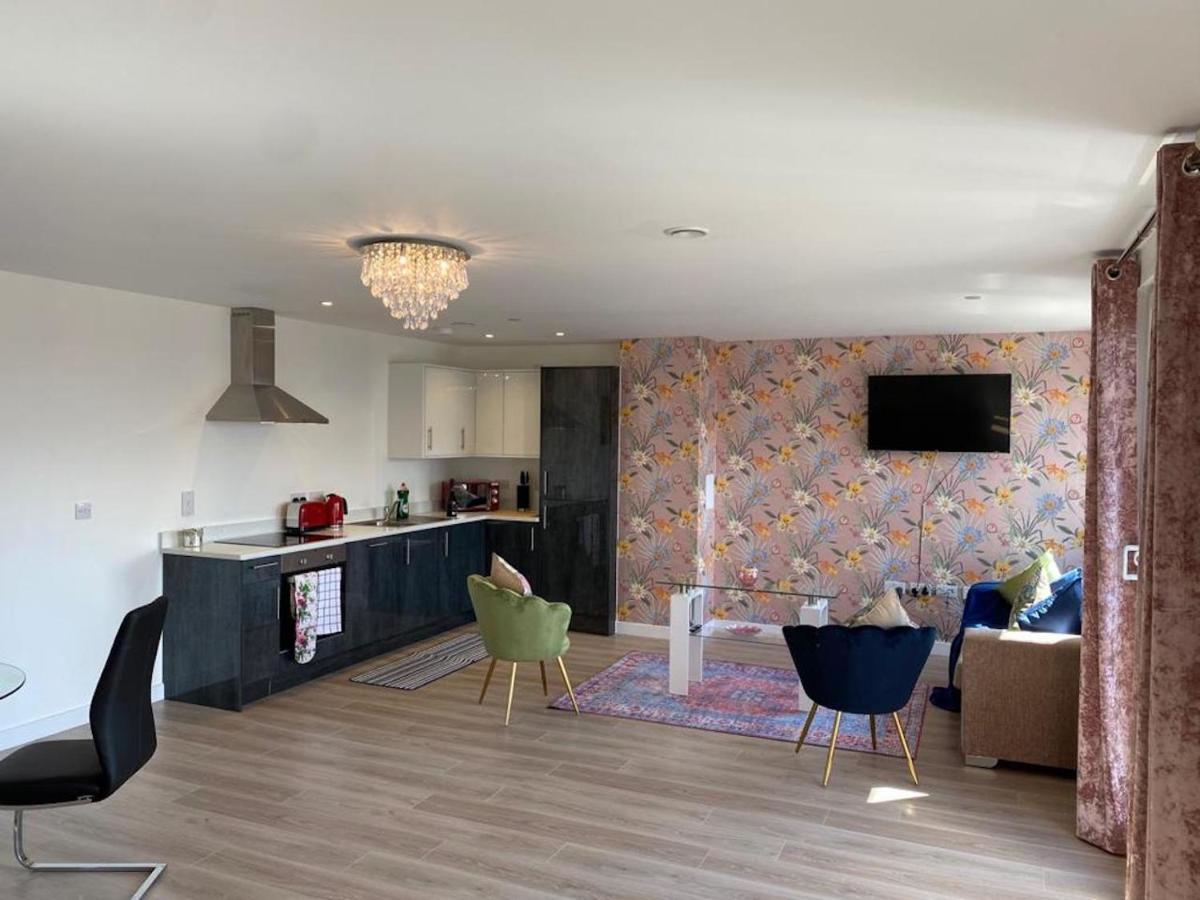 Central Newly Built 2 Bed Duplex Penthouse With Free On-Site Gated Parking, Lift Access, Self Check-In, Super Fast Wifi, Two Cathedral View Terraces & Sleeps 6 ピーターバラ エクステリア 写真
