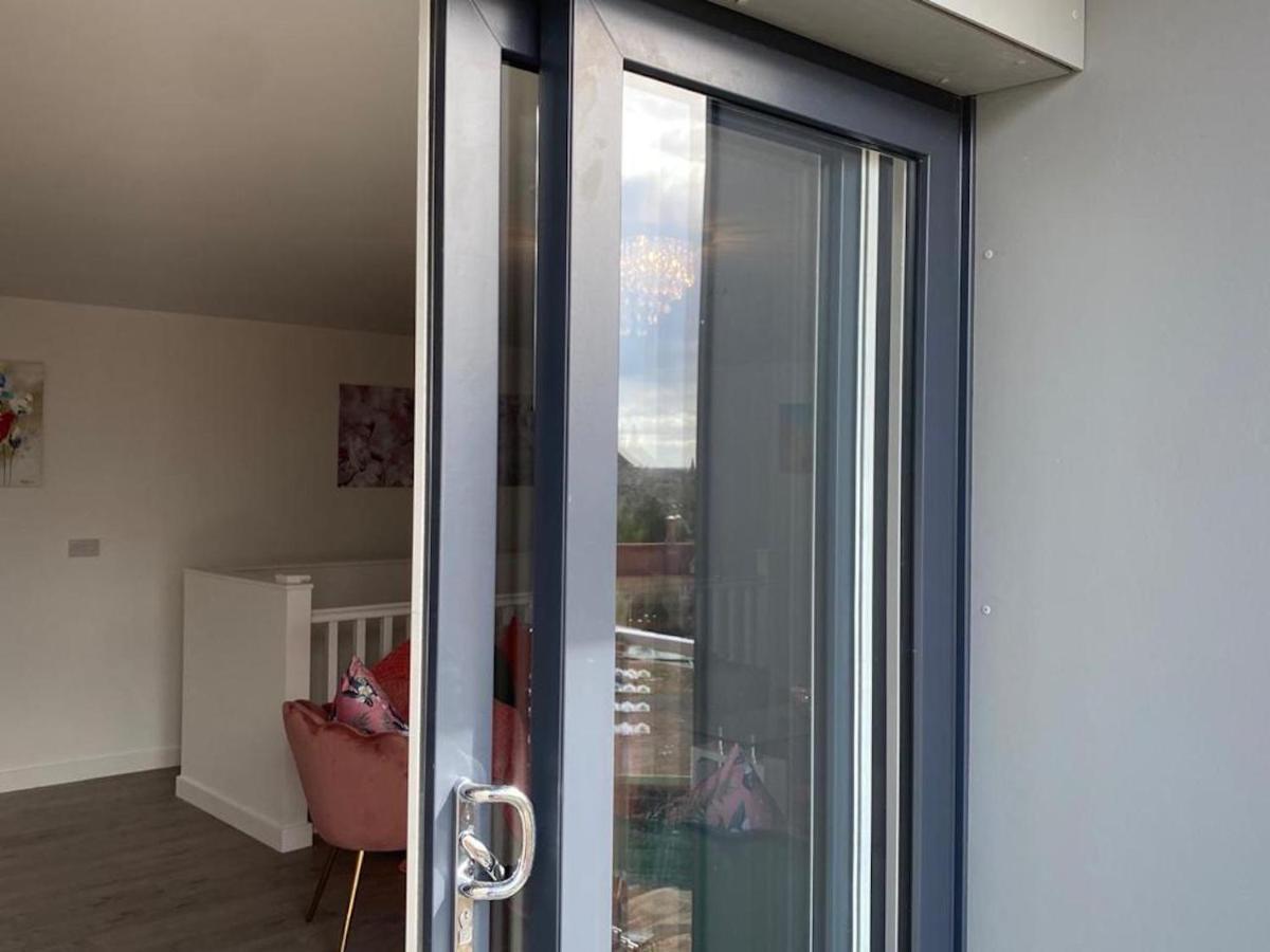 Central Newly Built 2 Bed Duplex Penthouse With Free On-Site Gated Parking, Lift Access, Self Check-In, Super Fast Wifi, Two Cathedral View Terraces & Sleeps 6 ピーターバラ エクステリア 写真