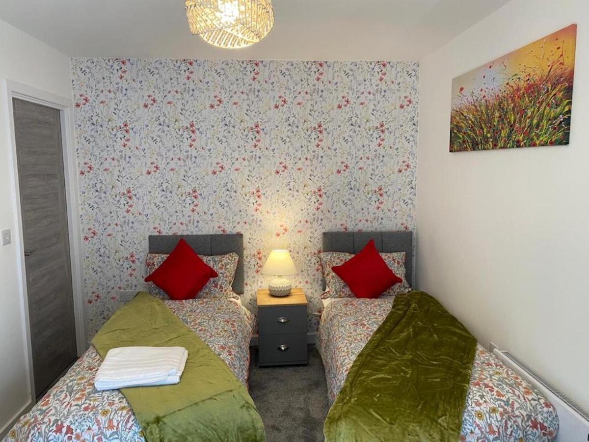 Central Newly Built 2 Bed Duplex Penthouse With Free On-Site Gated Parking, Lift Access, Self Check-In, Super Fast Wifi, Two Cathedral View Terraces & Sleeps 6 ピーターバラ エクステリア 写真